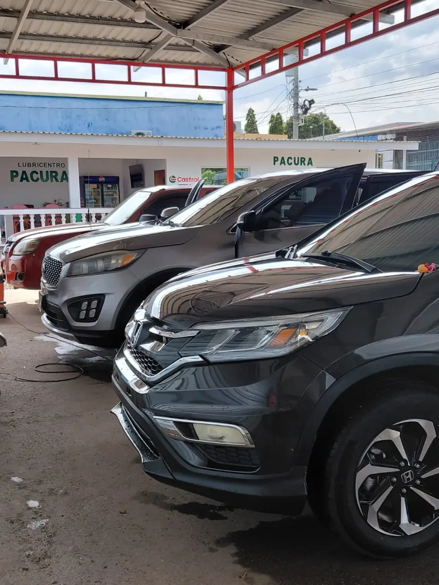 Vehículo con acabado brillante tras el car wash en Lubricentro Pacura, Olanchito